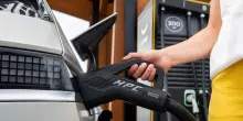 Auto elettriche: in Italia aumentano troppo poco e per la Fondazione Eni Enrico Mattei gli obiettivi Ue sono impossibili
