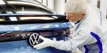Volkswagen, consegne globali in lieve aumento nel secondo trimestre: il balzo dell’elettrico in Europa compensa il calo Usa