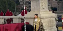 Dolce&Gabbana sfila a Castel Sant’Angelo celebrando il vestire ecclesiastico
