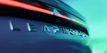 Stellantis, la tentazione di vendere auto cinesi Leapmotor con marchi europei: potrebbe iniziare con Opel