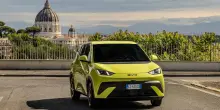 Byd lancia Dolphin Surf, la piccola auto elettrica sotto i 20 mila euro. La sfida ai colossi europei