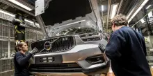 Volvo taglia 3 mila posti di lavoro e il titolo sale in borsa. Ristrutturazione da 1,6 miliardi per affrontare la crisi dell’auto