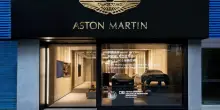 Aston Martin rivede al ribasso le stime 2025 e cade sul listino di Londra: taglio dei volumi e stop alla generazione di cassa