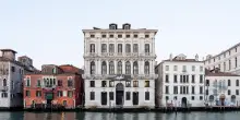 Tra Prada, Otb e Louis Vuitton, la moda conquista la Biennale di Venezia