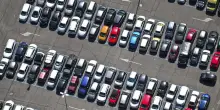 Auto, a maggio il mercato italiano è fermo ma l’elettrico sale del 43%. Male Stellantis