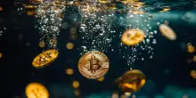 Bitcoin vola sui massimi storici e supera i 122 mila dollari. Ecco perché per gli analisti potrebbe non essere una buona notizia