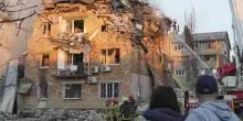 Ucraina: bombe su Kiev, colpito ufficio Ue. Von der Leyen sente Trump e Zelensky