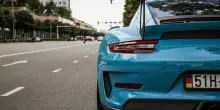 Porsche ha cercato di essere sia Ferrari che Mercedes. Ma con la guerra commerciale, fatica a essere l’uno o l’altro