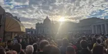 Conclave, la prima fumata nera arriva alle ore 21 in notevole ritardo. Si va avanti nella ricerca del nuovo Papa
