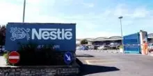Nestlé rallenta nel semestre ma tiene la rotta: vendite in calo, utile giù del 10% e guidance confermata
