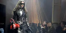 Sexiness per McQueen alla Paris fashion week