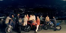 Stone island racconta Medellín su due ruote in una campagna adv