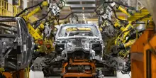 Stellantis frena la produzione di auto elettriche e ibride plug-in negli Usa: pesa la fine degli incentivi voluta da Trump