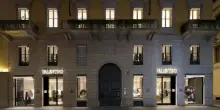 Valentino riapre le porte del flagship di via Montenapoleone a Milano