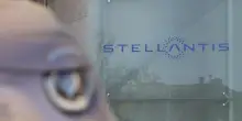 Stellantis, Fitch taglia l’outlook a negativo e l’azione va in rosso a Piazza Affari: ecco cosa preoccupa l’agenzia di rating
