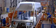 Iveco vola in borsa sull’ipotesi della vendita a Tata Motors. La trattativa sul tavolo del ministro Adolfo Urso