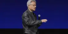 Nvidia, il ceo Jensen Huang convince Trump sulla vendita dei chip in Cina. Ecco cosa prevede l’accordo con la Casa Bianca