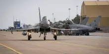 Mosca: la Nato è già in guerra contro di noi. Ue stanzia altri 40 milioni di euro per l’Ucraina