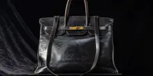 Hermès, la borsa originale di Jane Birkin battuta all’asta per 8,6 milioni. È la più costosa di sempre