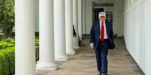 Dazi, Trump firma lettere per 12 Paesi, dalla Cina alla Ue: prendere o lasciare, offerte non negoziabili