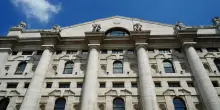 Borse oggi in diretta | Europa attesa in netto calo per i timori sul credito delle banche regionali Usa. L’oro vola sopra 4.300 dollari