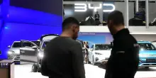 Auto, il sorpasso di Byd: in Europa le vendite del gigante cinese superano per la prima volta quelle di Tesla