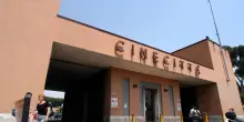Cinema, tax credit e finanziamenti sospetti: blitz della Guardia di Finanza a Cinecittà. Sotto inchiesta tre film di Virzì, Costanzo e Crialese