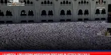 La Mecca, i pellegrini musulmani pregano in attesa dell'Hajj