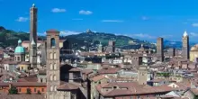 Bologna, pipe per il crack distribuite gratis dal Comune: è polemica