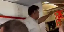 Grida su un aereo 'ho una bomba, morte all'America': arrestato 41enne