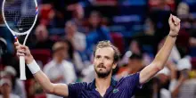 Medvedev vince ad Almaty: Moutet ko in 3 set