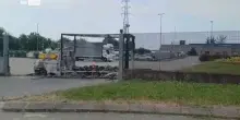 Rapina in centro logistico nel milanese, tir in fiamme e chiodi