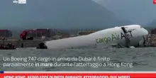 Hong Kong, aereo esce di pista durante atterraggio: morti