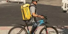 Emergenza caldo, bonus ai rider in base alle temperature. Cgil critica