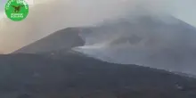 Etna, eruzione e cenere dal cratere di Sud-Est del vulcano