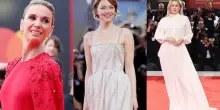 Mostra Cinema Venezia 2025, voti ai look sul red carpet di Bugonia