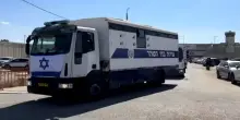 Israele, prigionieri palestinesi lasciano il carcere in bus