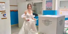 Elezioni Calabria, al seggio in abito da sposa: la foto è virale
