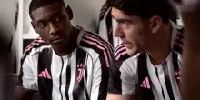 Juventus, ecco la maglia 2025/26: strisce irregolari e dettagli rosa