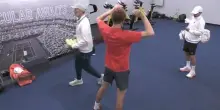 Sinner, riscaldamento in palestra prima del warm-up