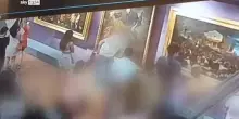 Uffizi, turista cade per fare selfie e rovina dipinto: il video