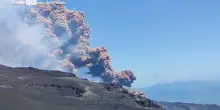 Etna in eruzione, colonna di fumo e cenere alta chilometri
