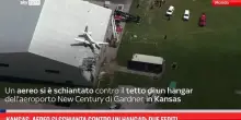 Kansas, aereo si schianta contro un hangar: due feriti