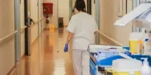Reggio Calabria, bambina cade dal quinto piano: è grave