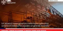 Ucraina, edifici in fiamme a Odessa dopo raid russo