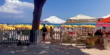 Sulla spiaggia di Mondello via i tornelli, polemica sulle recinzioni