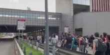 Corteo pro Gaza, manifestanti occupano Autostrada a Bologna