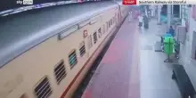 India, agente salva donna scivolata mentre saliva sul treno