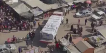 Gaza, camion carico di aiuti umanitari arriva a Khan Younis