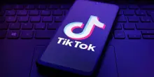 TikTok, Francia vuole divieto per under 15: tossico e crea dipendenza